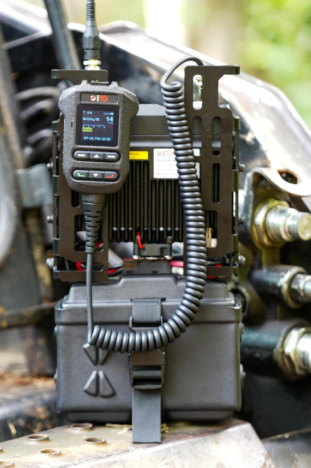 UV-PRO MANPACK vehicle-mounted with screen active